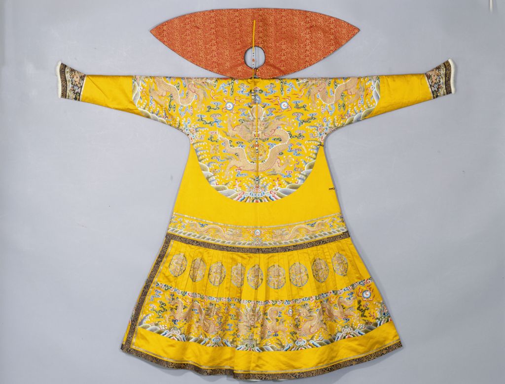 图片[2]-Bright yellow satin embroidered golden dragon robe-China Archive